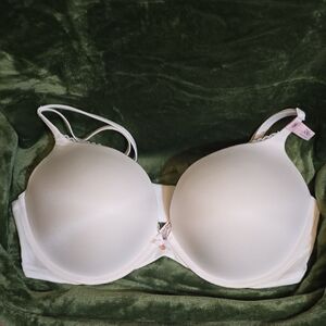 Victoria's Secret Body By VICTORIA pushup Bra with Smooth Molded Cups in Cream